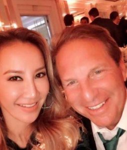 ​李玟丈夫举办派对，身材走样皱纹明显，与两女儿尽享休闲游玩