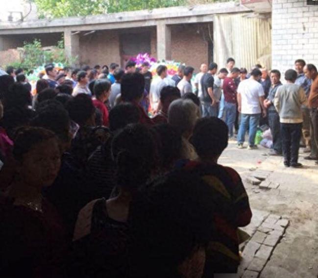 “春晚福娃”去世,年仅8岁,5岁妹妹抱哥哥照片大哭,童子命?