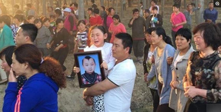 “春晚福娃”去世,年仅8岁,5岁妹妹抱哥哥照片大哭,童子命?