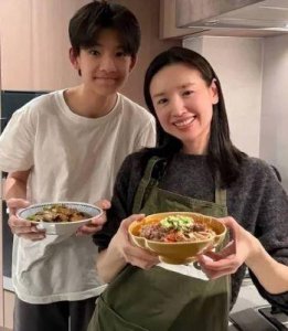 ​44岁董洁与儿子共赏音乐会，素颜依旧美丽动人，时尚造型似极父亲