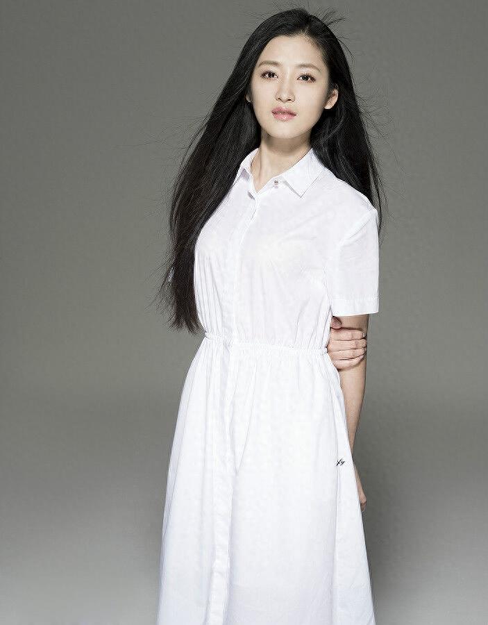 肖婷佳是个活泼开朗，充满热情的女孩，清新加盟《美人私房菜》