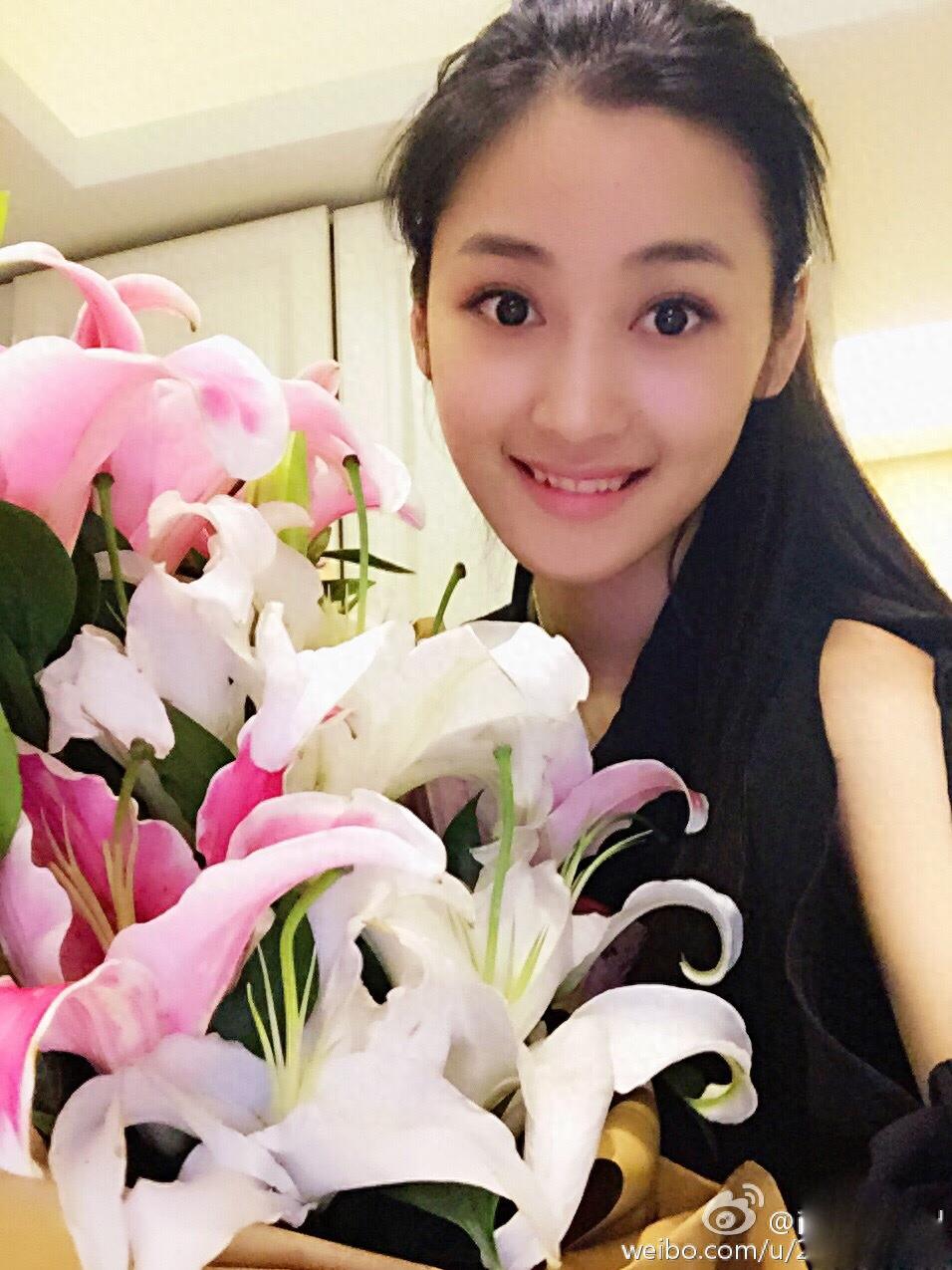 肖婷佳是个活泼开朗，充满热情的女孩，清新加盟《美人私房菜》