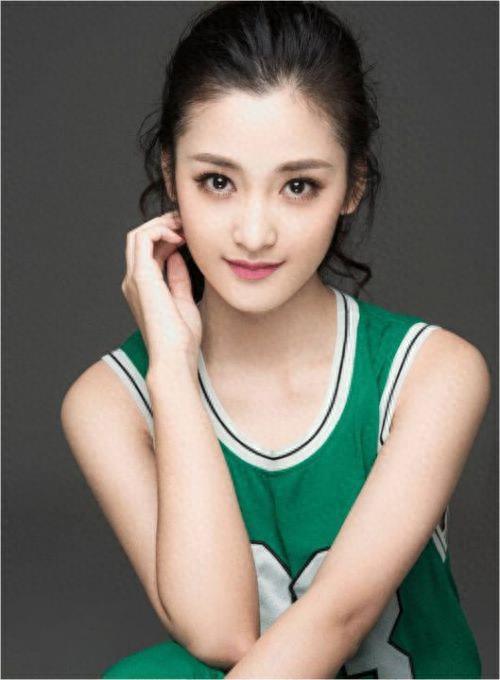 肖婷佳是个活泼开朗，充满热情的女孩，清新加盟《美人私房菜》