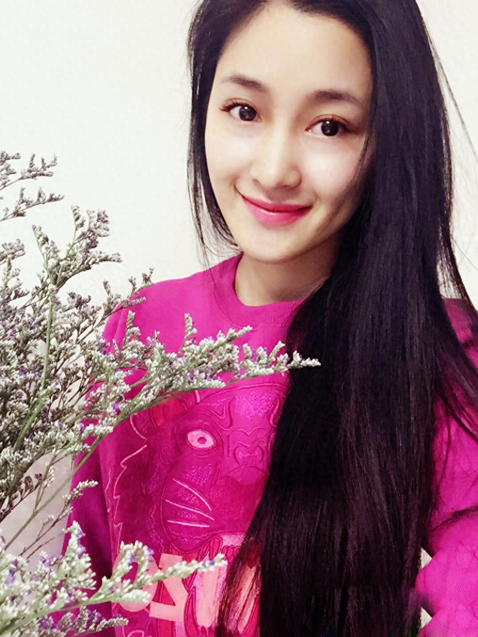 肖婷佳是个活泼开朗，充满热情的女孩，清新加盟《美人私房菜》