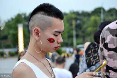 ​深圳男子爱穿暴露女装，自称超级男神，照片让人看了倒胃口