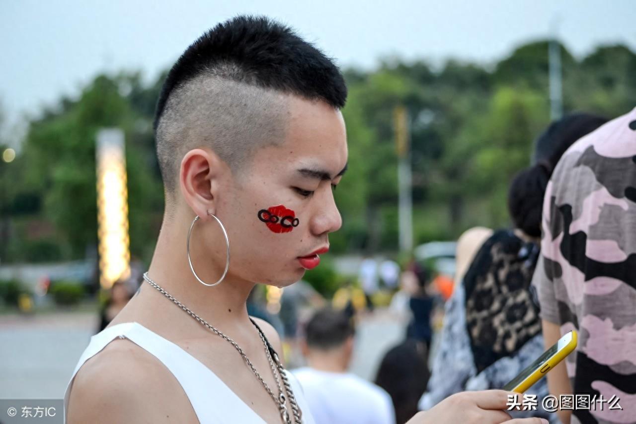 深圳男子爱穿暴露女装,自称超级男神,照片让人看了倒胃口