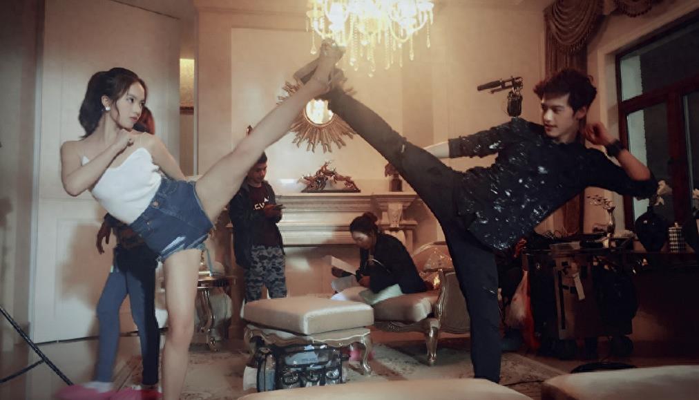 模特出道,有“小张梓琳”之称,《校花2》陈雨舒扮演者:熊玉婷