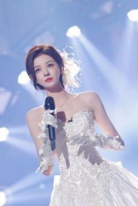 ​王思聪前女友张予曦因高仿礼服引发争议，但她才是最大赢家