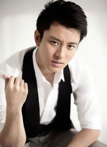 ​贾乃亮狂购护肤品，手提多个购物袋！