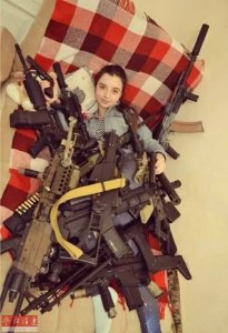 ​俄罗斯军迷美少女“拥枪入眠”成网红（组图)