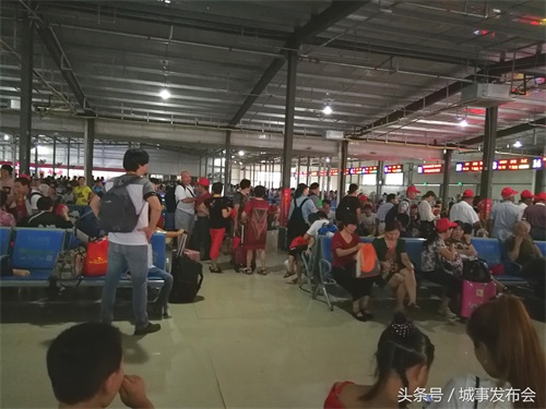 随拍义乌火车站,客流量很大,从这里乘车很方便,可以直接去横店