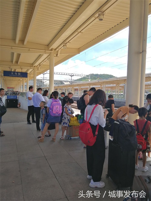 随拍义乌火车站,客流量很大,从这里乘车很方便,可以直接去横店