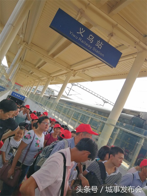 随拍义乌火车站,客流量很大,从这里乘车很方便,可以直接去横店