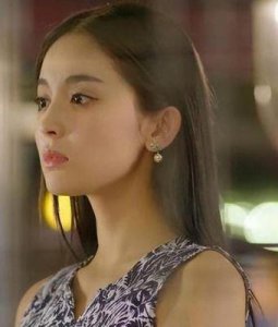 ​娜扎与张云龙恋情引关注，首次现身北京环球影城与闺蜜游玩