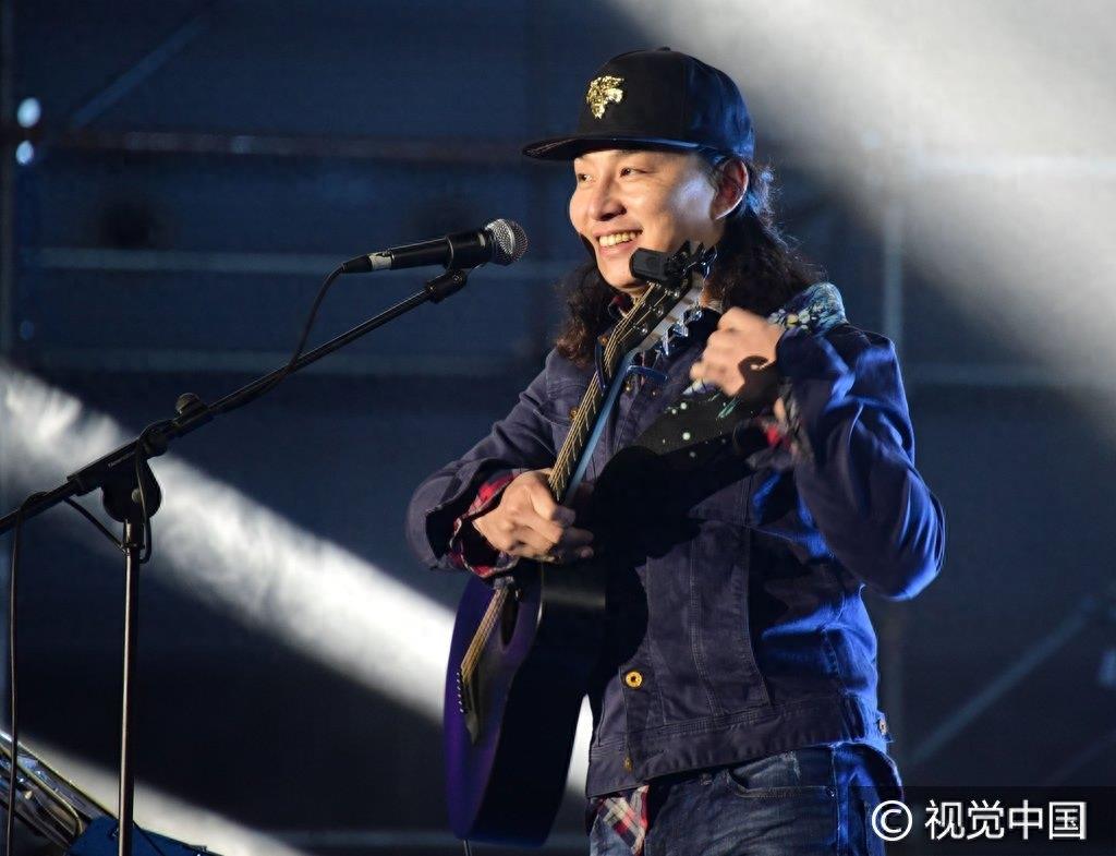 《当你老了》原唱赵照放歌山东唱功不输李健 获疯狂男粉献花、搂肩显无措