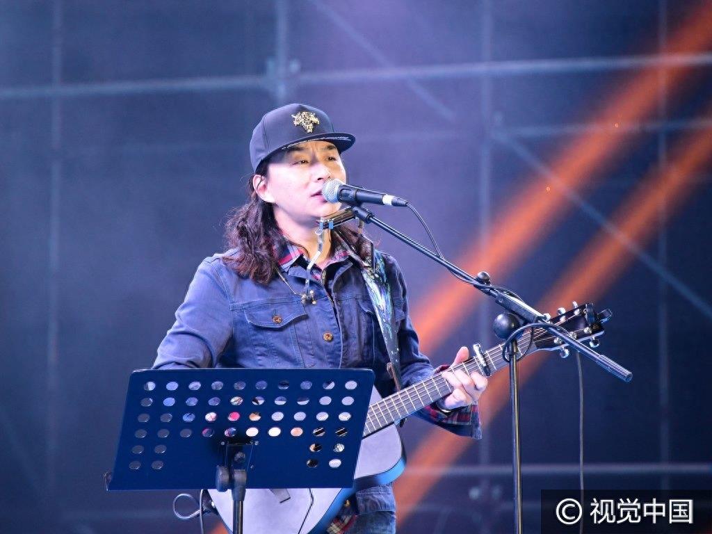 《当你老了》原唱赵照放歌山东唱功不输李健 获疯狂男粉献花、搂肩显无措