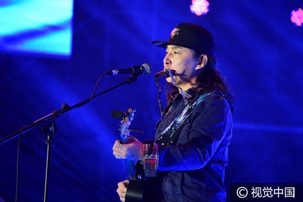 《当你老了》原唱赵照放歌山东唱功不输李健 获疯狂男粉献花、搂肩显无措