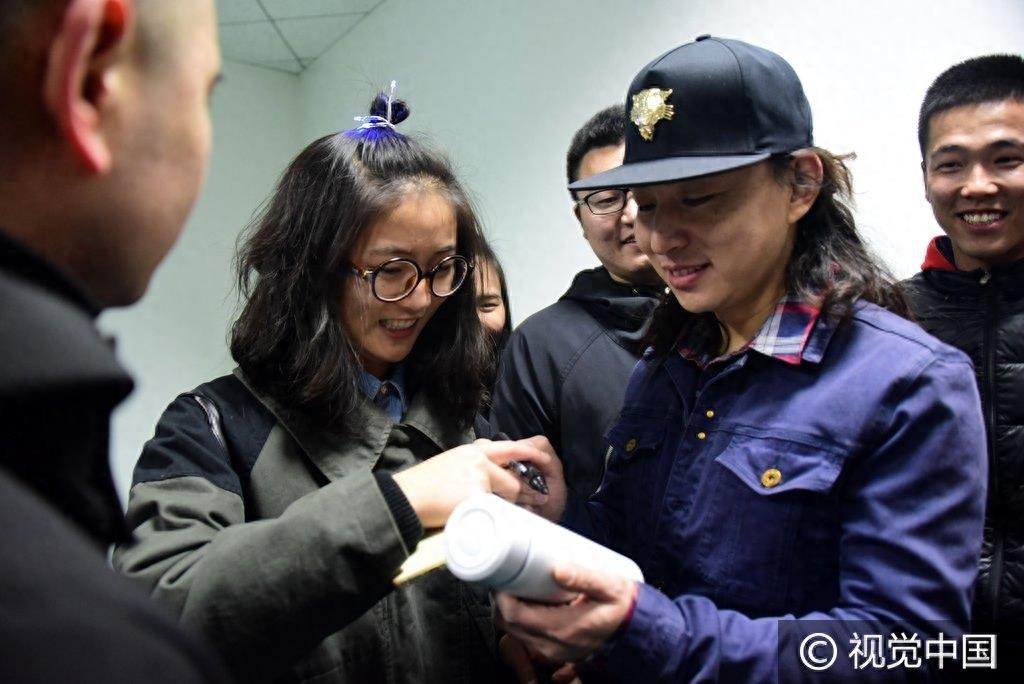 《当你老了》原唱赵照放歌山东唱功不输李健 获疯狂男粉献花、搂肩显无措