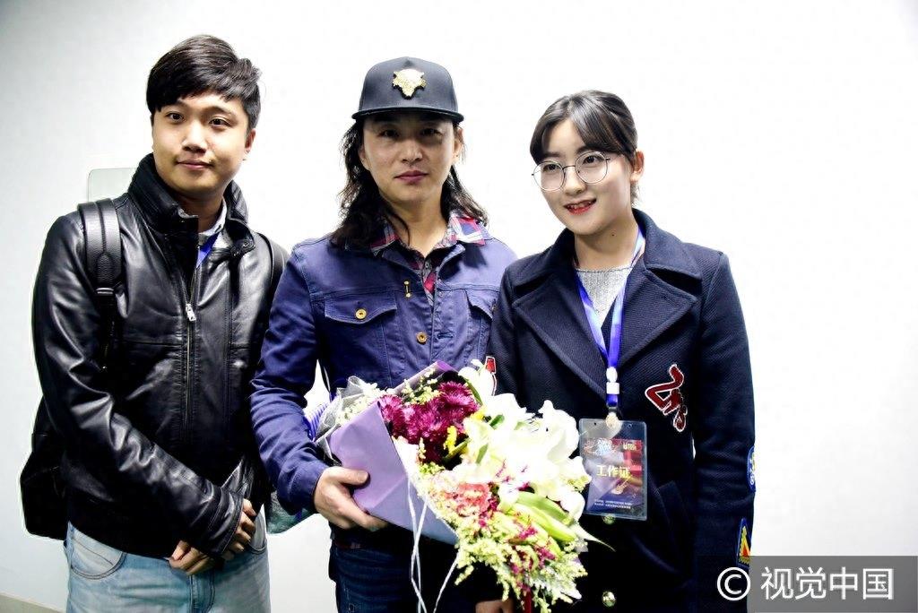 《当你老了》原唱赵照放歌山东唱功不输李健 获疯狂男粉献花、搂肩显无措