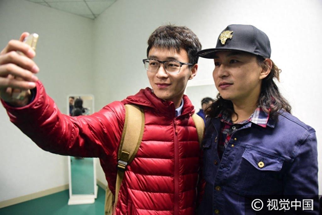 《当你老了》原唱赵照放歌山东唱功不输李健 获疯狂男粉献花、搂肩显无措