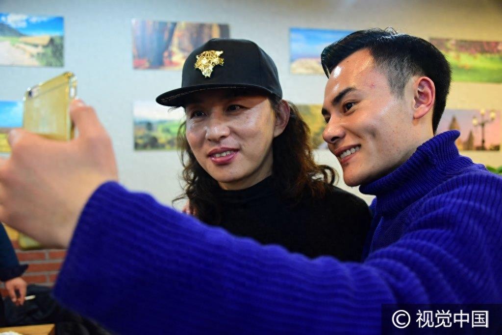 《当你老了》原唱赵照放歌山东唱功不输李健 获疯狂男粉献花、搂肩显无措