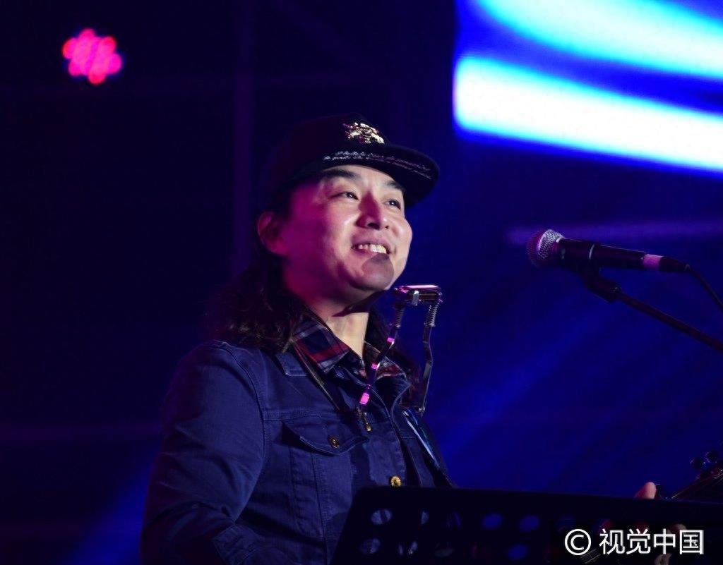 《当你老了》原唱赵照放歌山东唱功不输李健 获疯狂男粉献花、搂肩显无措