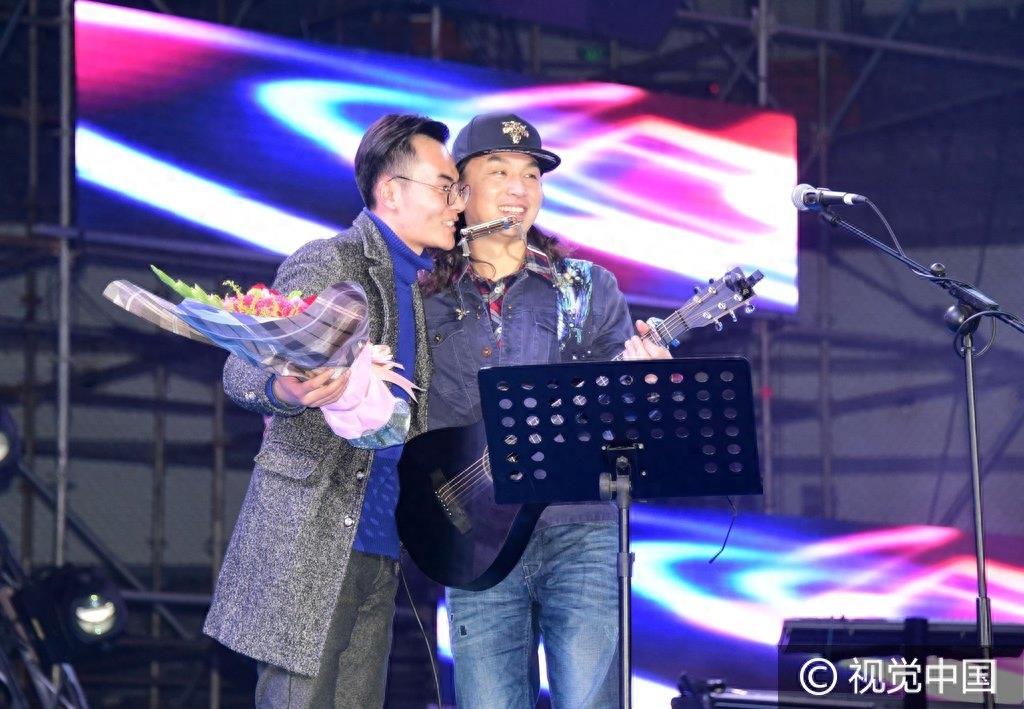 《当你老了》原唱赵照放歌山东唱功不输李健 获疯狂男粉献花、搂肩显无措