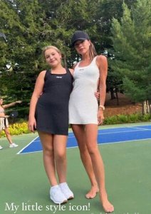 ​贝嫂光脚与小七合照如同姐妹，48岁仍是女神，身材傲人韵味十足