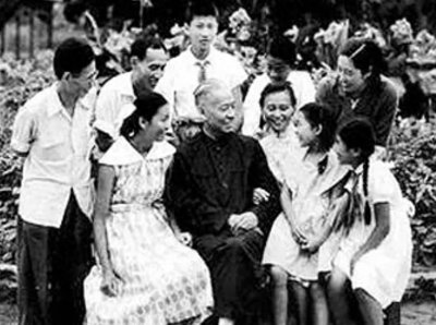 ​19年刘少奇三儿子病逝，低调办理丧事，妻子献花圈：夫君一路走好