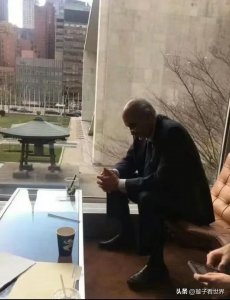 ​还记得叙利亚外交官这张无力低头的照片吗？