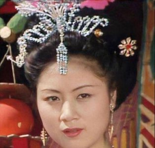 ​马兰与余秋雨的爱情故事：跨越16岁的幸福婚姻揭秘