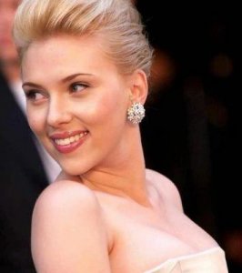 ​斯嘉丽·约翰逊：性感与演技并重的好莱坞女神经典作品回顾