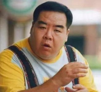 ​那个出演“肥猫”的影帝郑则仕，这20来年都“消失”去哪儿了？