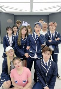 ​殷世航身高1米4？站学生堆里不显个，开长腿特效来凑数