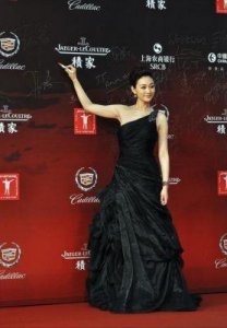 ​李小冉44岁产子照曝光，薄纱礼服展身材，合影需保持距离