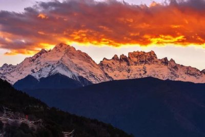​《“雪山之神”卡瓦格博峰》