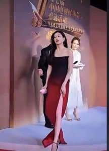 ​江疏影：娱乐圈里的性感女神，一袭抹胸开叉礼服惊艳无数网友