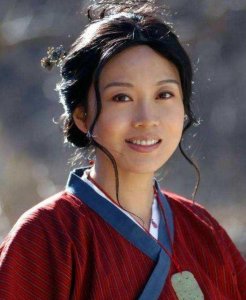 ​实力演员闫妮女儿照片曝光，生父身份不详，如今女儿也进娱乐圈？