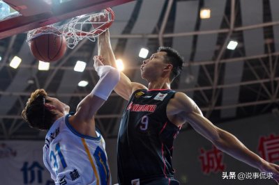 ​易建联罕见发怒，男篮一哥被胡珑贸暗拐放倒，阿联起身狂喷对手