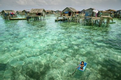 ​仙本那位于马来西亚沙巴州的西南端，距离赤道很近，有“赤道上的海洋”之称