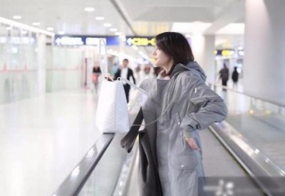 ​郑爽机场最新纯素颜照曝光，网友：美的简直傻白甜标配啊！