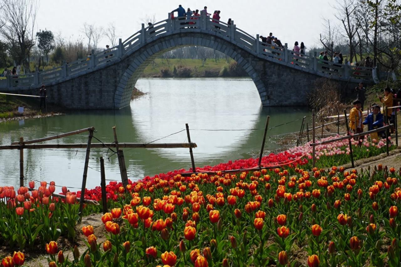 瑶湖是南昌地区最大的内陆天然湖泊，现有水面二万二千余亩