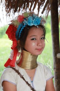 ​风俗奇异的长颈族女性