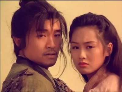 ​你看，那个人好像一条狗哦