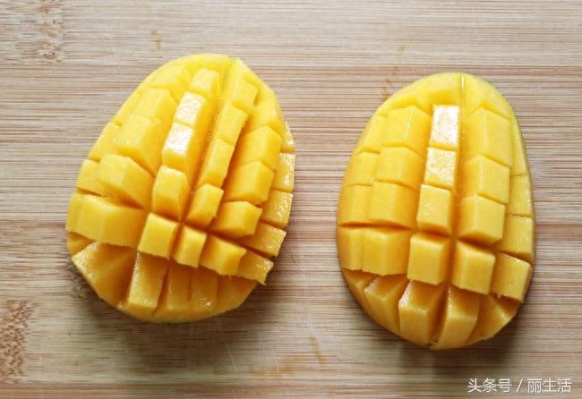 漂亮的芒果果肉花是怎么切出来的,看这