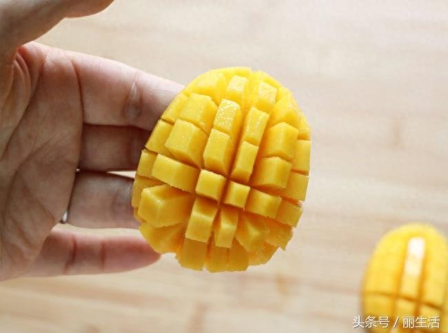 漂亮的芒果果肉花是怎么切出来的,看这
