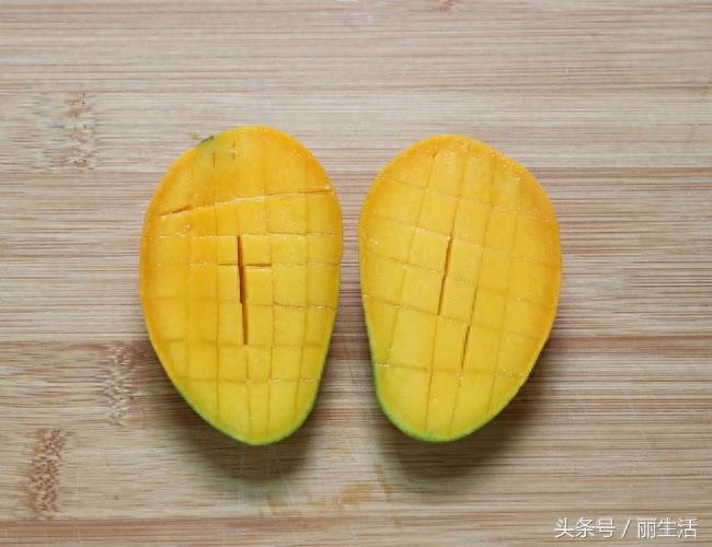 漂亮的芒果果肉花是怎么切出来的,看这