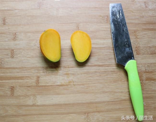 漂亮的芒果果肉花是怎么切出来的,看这