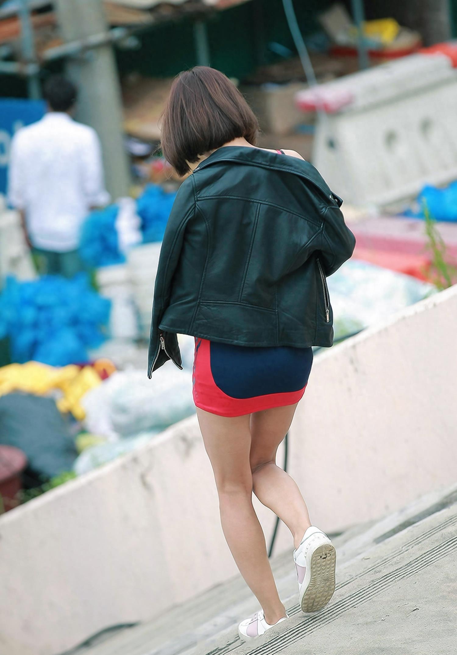 街拍艺术馆,小姐姐只顾捂着脸没注意下边走光了啊!图末有福利