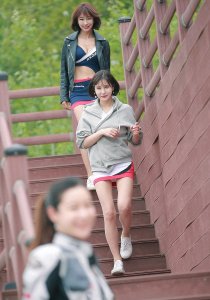 ​街拍艺术馆，小姐姐只顾捂着脸没注意下边走光了啊！图末有福利